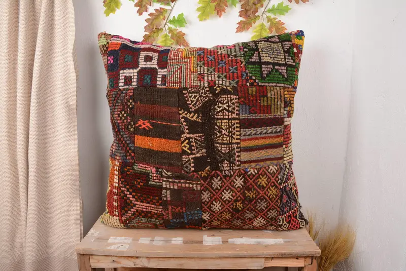 Braunes und rotes Patchwork-Wurfkissen, 32x32 besticktes Kissen