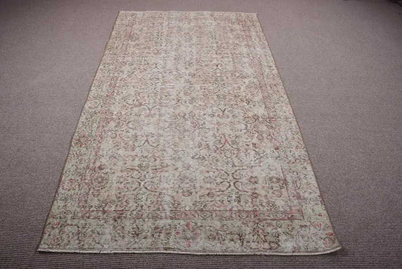 Eleganter beiger Ikat-Teppich, 4,4 x 7,8 Fuß mit orangefarbenen Akzenten