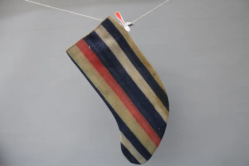 Medias navideñas rojas festivas con adornos de bronce, decoración navideña