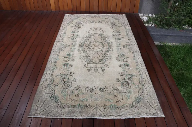 Türkischer Oushak-Teppich, 4,1 x 7,7 Fuß großer Vintage-Teppich, grauer Wollteppich mit Pflanzen und Bäumen - 1