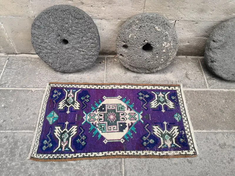 パープルラグ、1,67x3,08フィート、グリーンアクセント付き