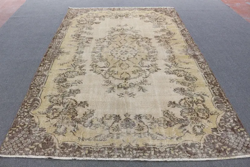 エレガントなベージュラグ、6.4x6.7フィートの幾何学模様の花柄デザイン