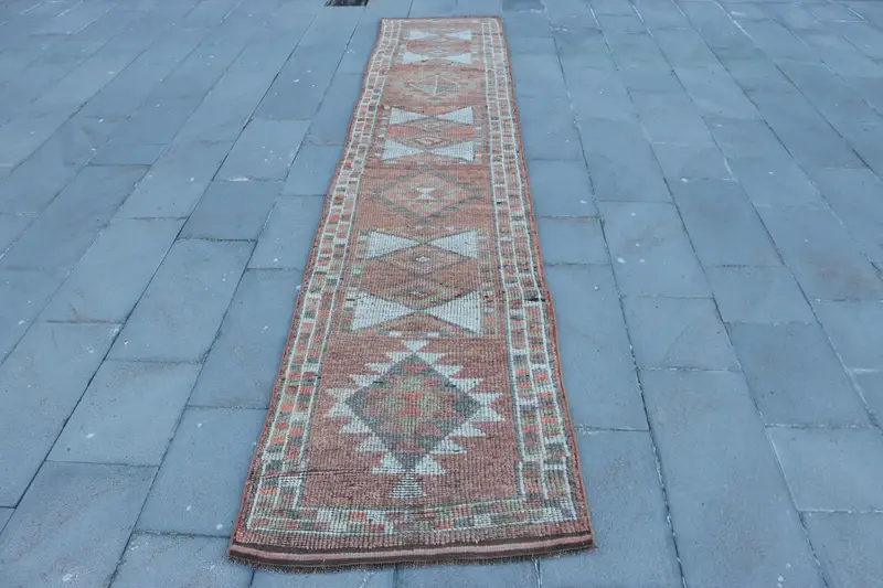 Vintage türkischer Läuferteppich 2,6x12,3 Fuß, Herki roter Wollteppich - 1