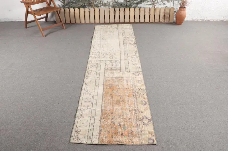 Handgefertigter Teppich in Grün und Blau, 2,7 x 9,7 Fuß, floral und geometrisch