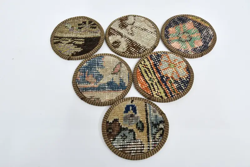 Elegantes posavasos beige y marrones, posavasos redondos premium