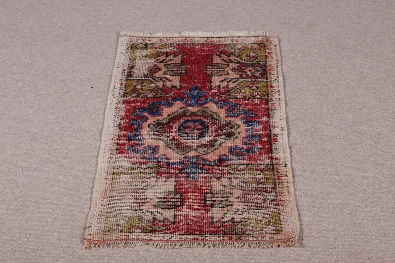 Alfombra roja y beige, 2,7x1,6 pies con estampado de plantas y árboles