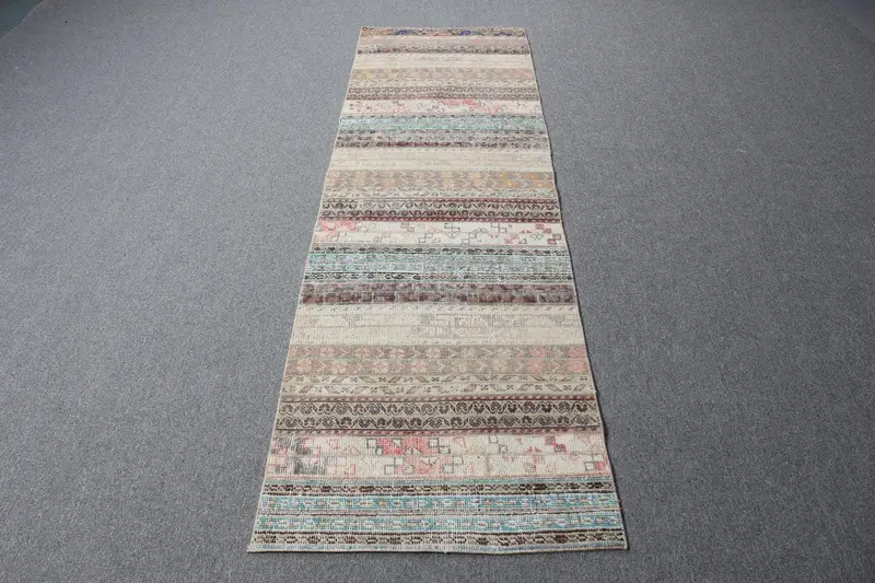 エレガントなベージュの花柄ラグ、2.4x8.2フィート、グリーンアクセント