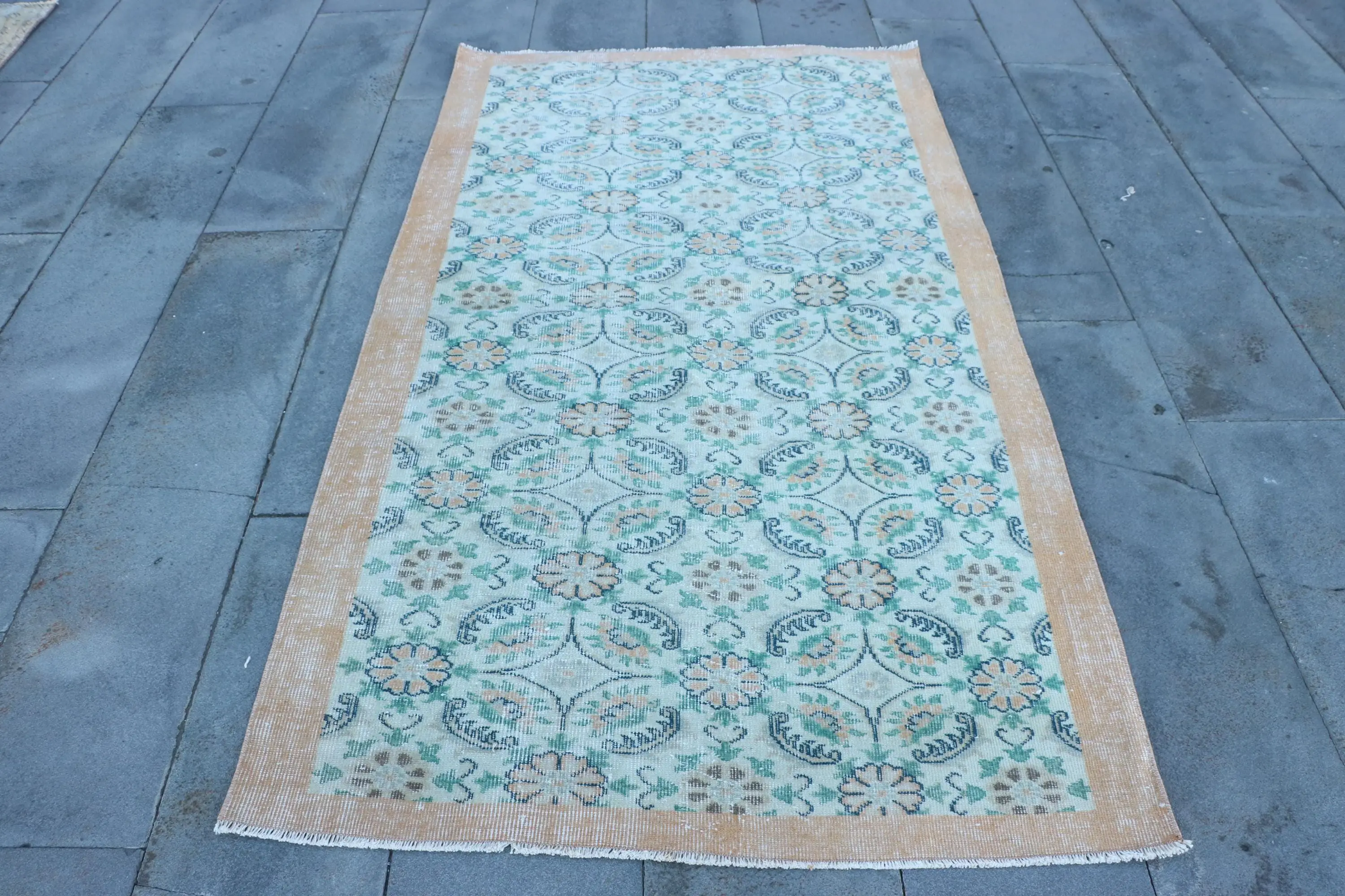 Vintage 3,8x6,7 ft großer Teppich, türkischer Teppich, grün umrandeter Teppich - 1