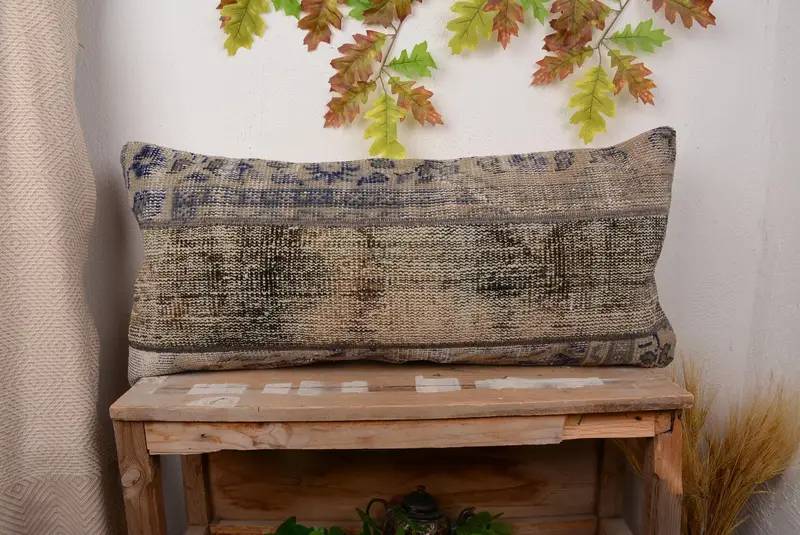 Besticktes Patchwork-Kissen in Blau und Beige, handgefertigtes rechteckiges Wurfkissen