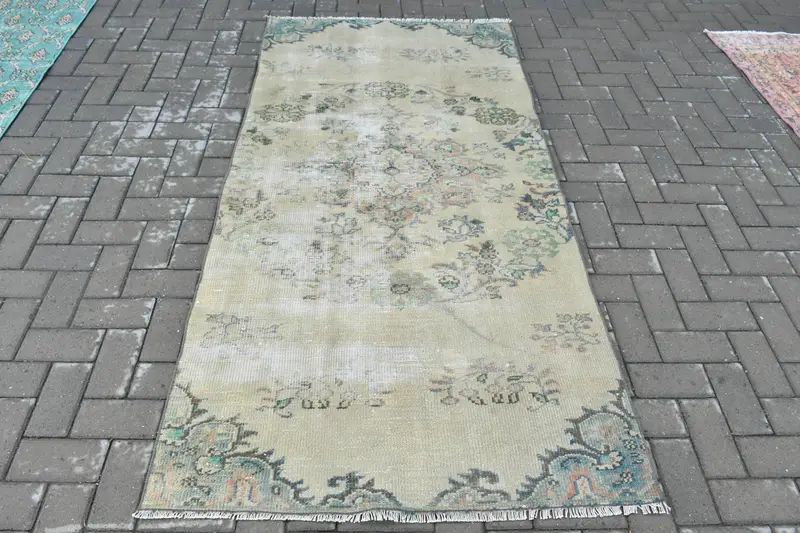 Türkischer Vintage-Teppich, 3,6 x 7,3 Fuß großer Teppich, weiß-blauer Tarnteppich - 1