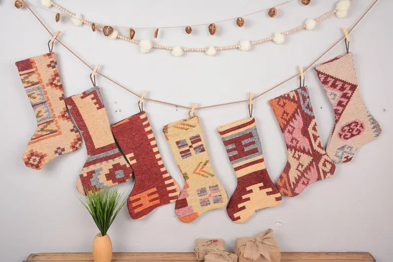 Şenlikli Noel Süsleri Deseni, 7 İnç Geniş Tatil Çorabı