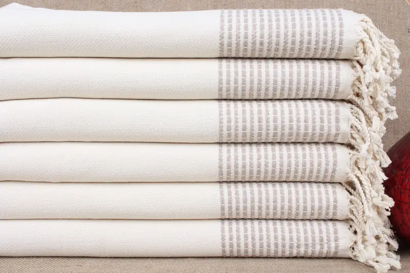 ブライドメイド モノグラム ビーチタオル ライトベージュ ストライプ、36 x 69 インチ