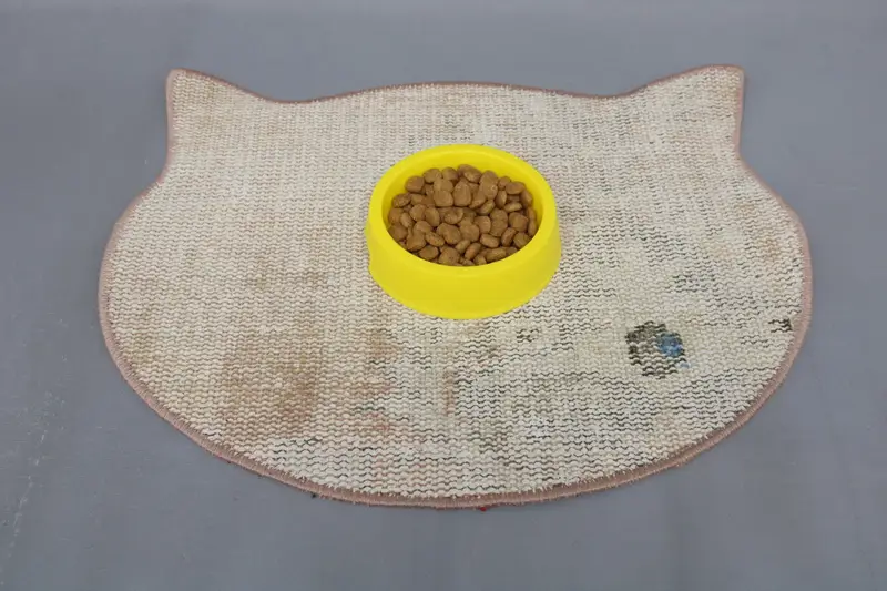 Mittelgroße Haustiermatte aus Baumwolle in Beige und Weiß mit Schaumstofffüllung, langlebige Haustierunterlage