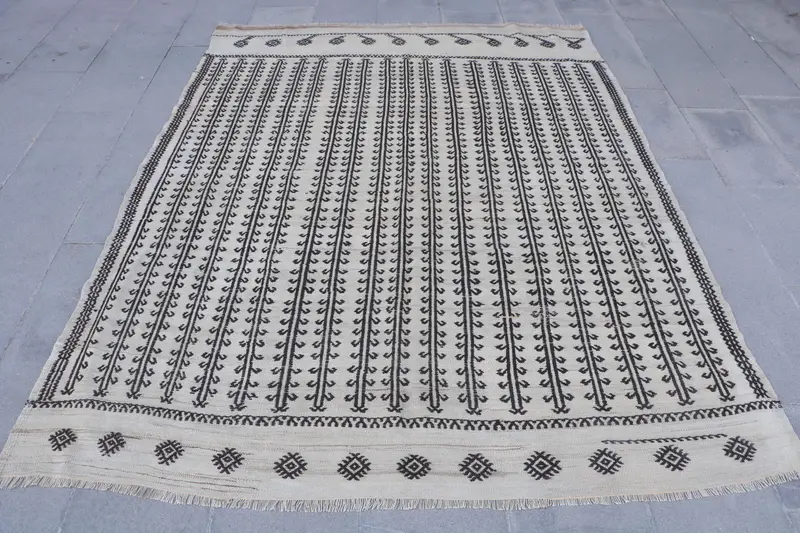 Zarif Bej ve Siyah Halı, 5,9x7,7 ft Şık İkat Tasarımı