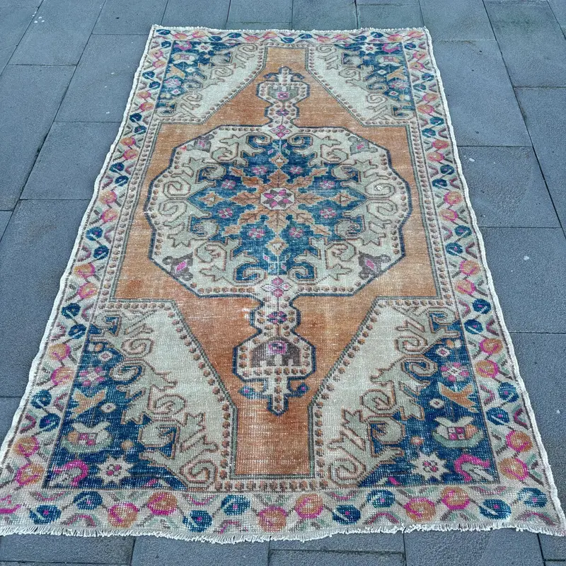 Elegante alfombra marroquí beige y azul, 4,1x7,1 pies