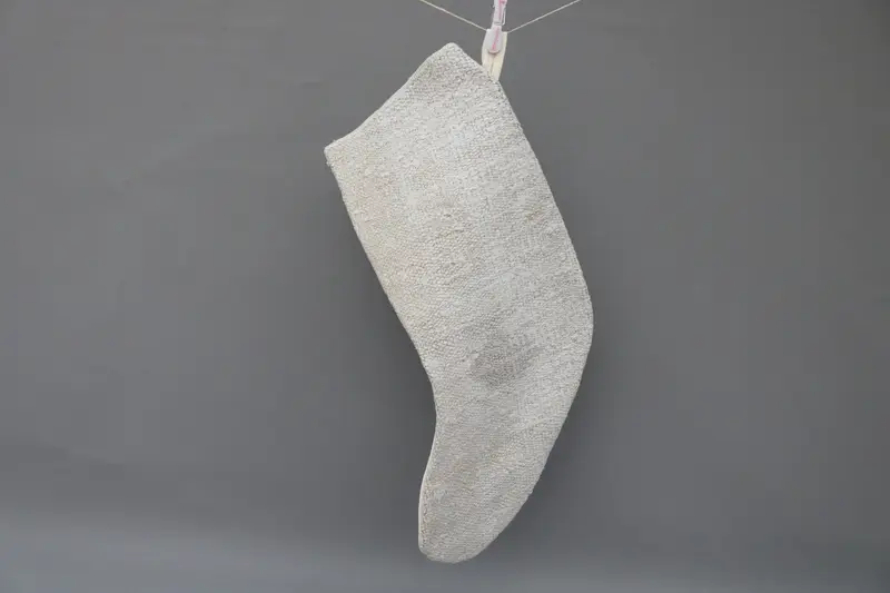 Media navideña beige, 9 pulgadas de ancho con adornos blancos