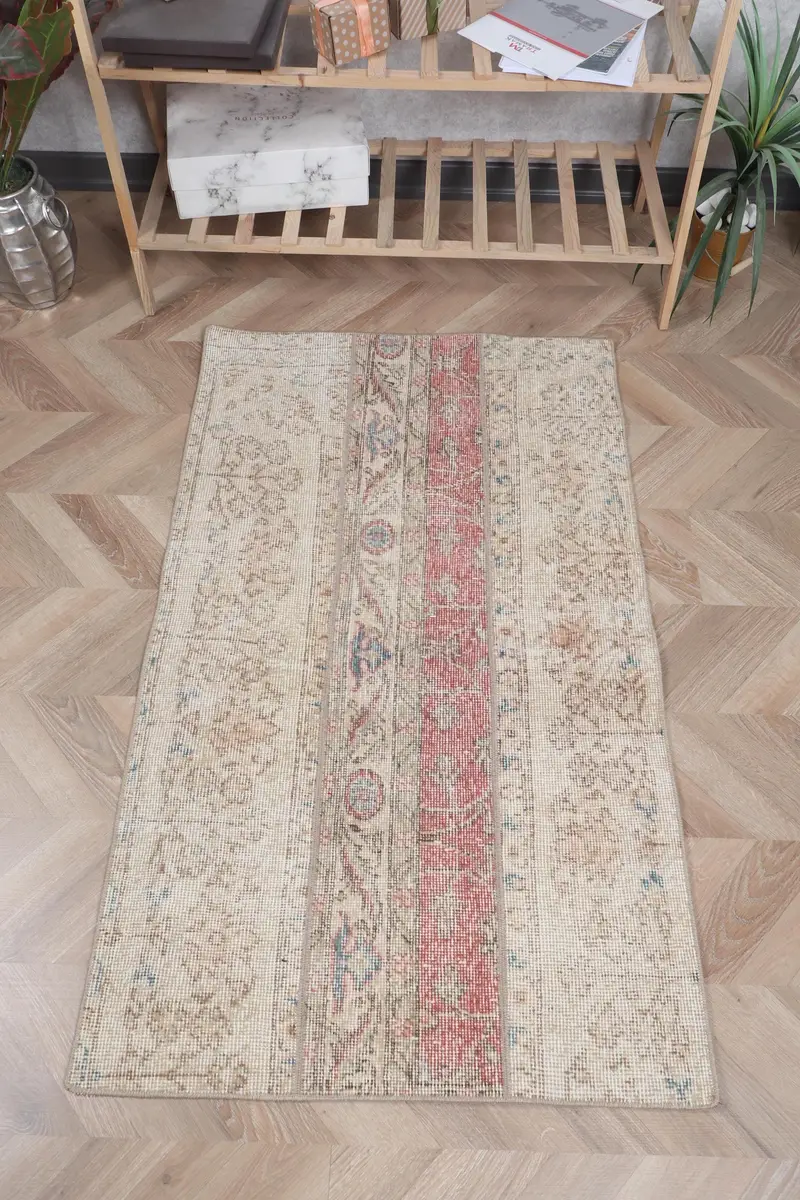 Brauner marokkanischer Teppich, 2,6 x 4,3 Fuß mit roten Akzenten