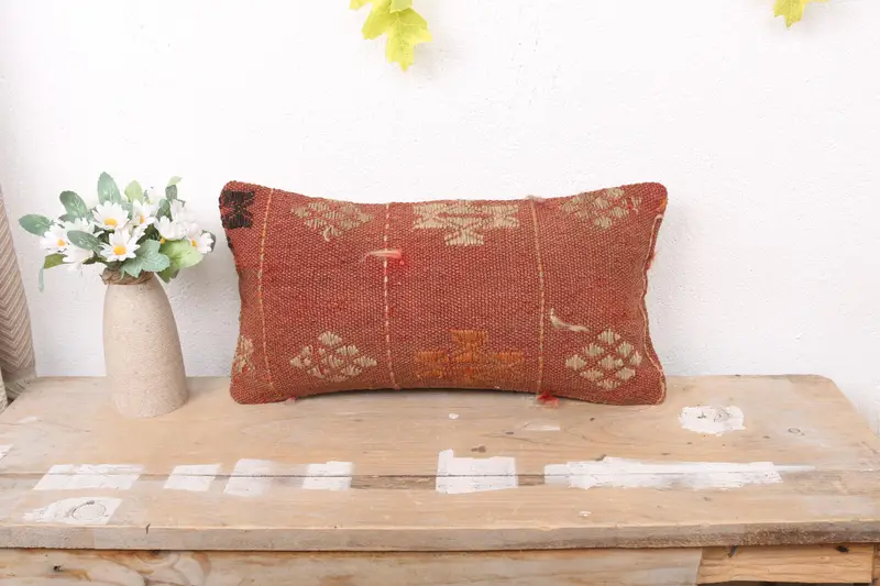 Geometrik Desenli Kırmızı Keten Kırlent, Vintage İşlemeli Kırlent