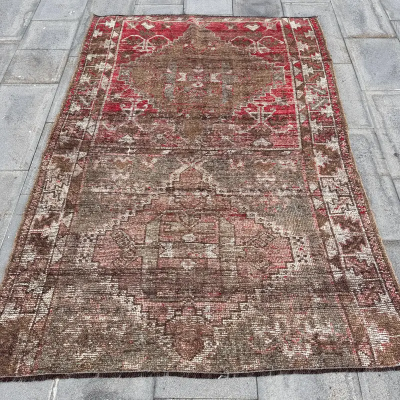 Red Ikat Rug, 4,5x6,4 ft with Green Accents