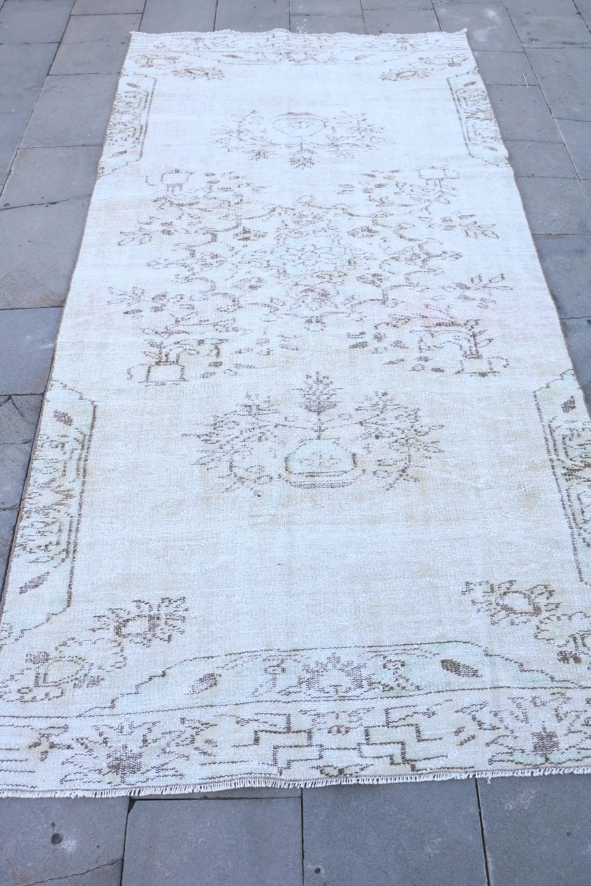 Türkischer 4,3 x 8,8 Fuß großer Teppich, Vintage-Teppich, weiß umrandeter Wollteppich - 1