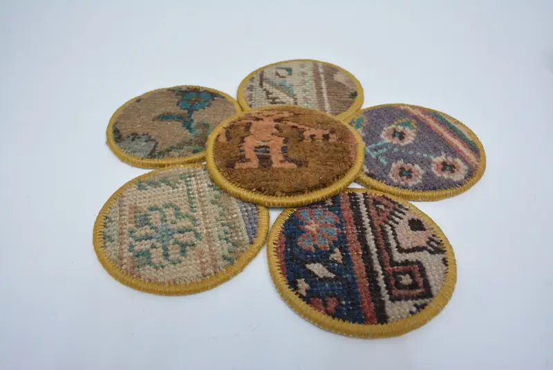 グリーンとブラウンのボヘミアンラウンドコースター、耐久性のあるテーブルコースター