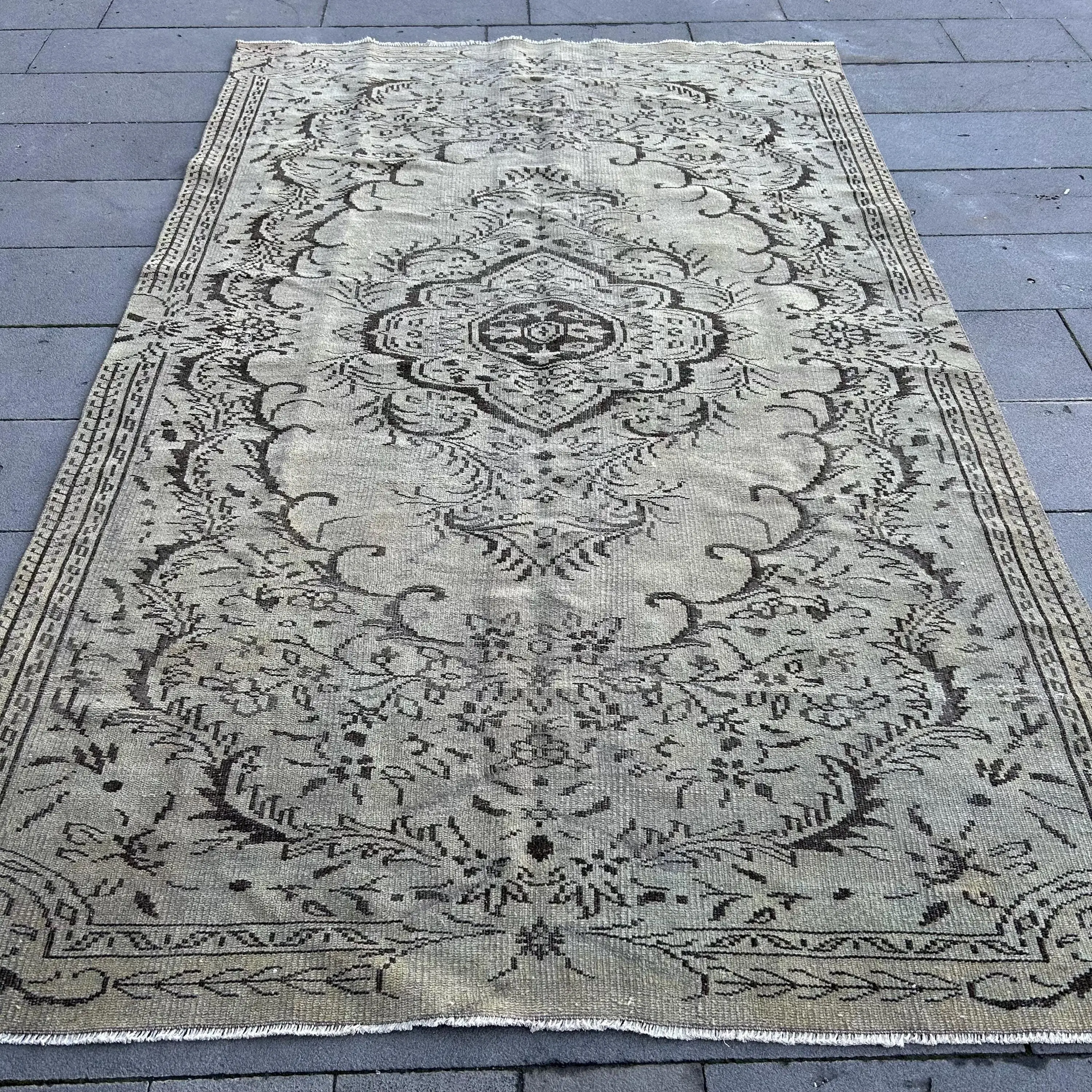 Vintage 5,8x9,3 ft Teppich, großer türkischer Teppich, grau-schwarzer Blumenteppich - 1
