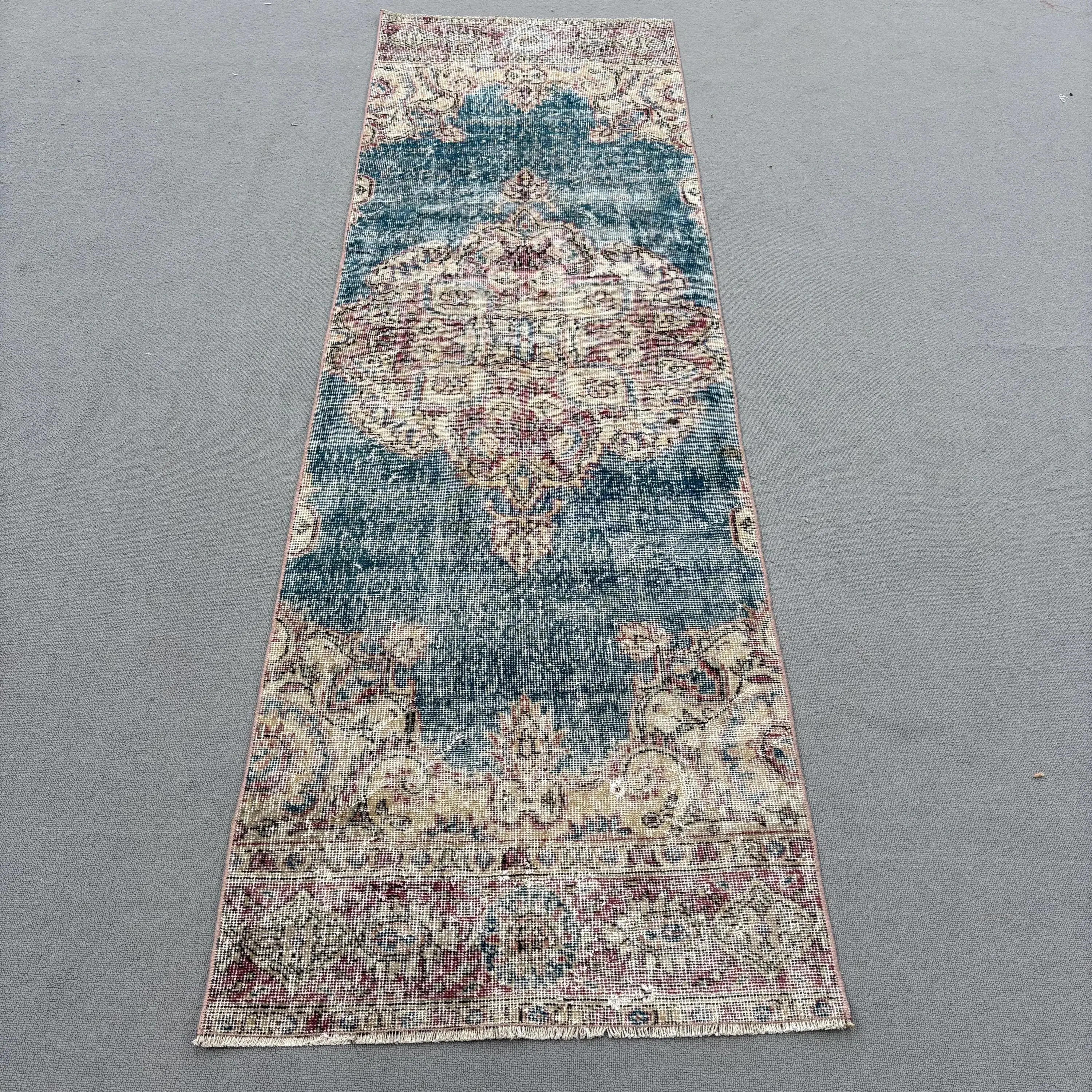 Türkischer Vintage-Läuferteppich, 6,3 x 2,4 m, blau-roter Teppich mit Tiermotiv - 1