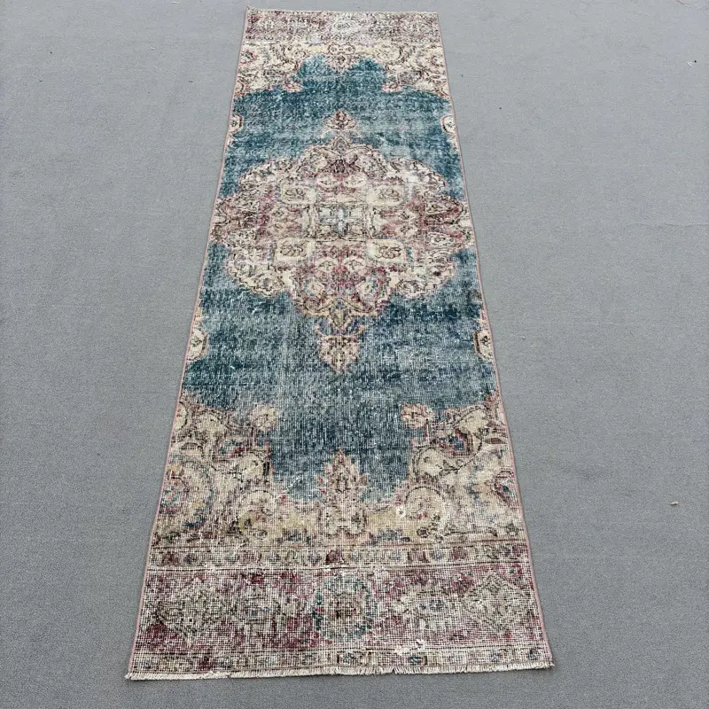 Alfombra con estampado animal azul, 2,5 x 8,3 pies con detalles en rojo