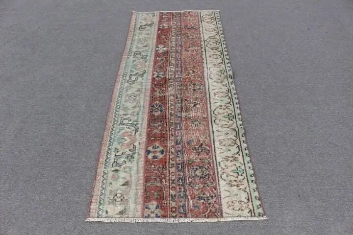 Türk Vintage Halı, 2.8x6.9 ft Accent Halı, Kırmızı Yeşil Çiçekli Yün Halı - 1