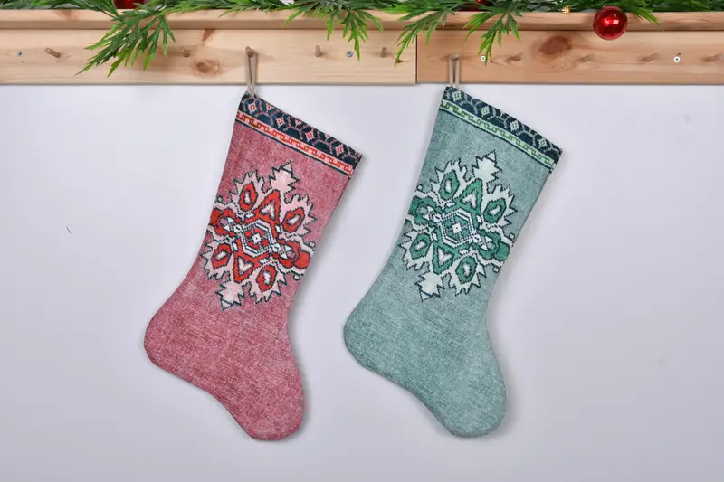 Şenlikli Yeşil ve Pembe Noel Çorabı, 12 İnç Süs Çorabı