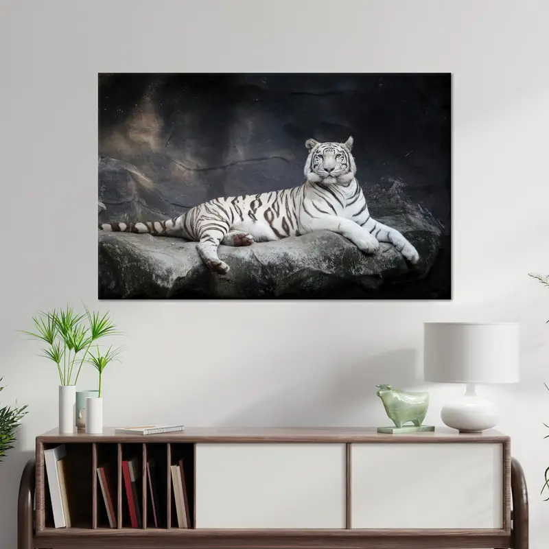 Elegante lienzo de tigre blanco: lujo moderno para la cueva de tu hombre