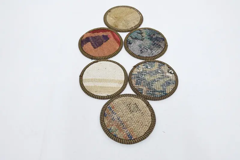 Elegante Untersetzer in Weiß und Bronze, runde Premium-Untersetzer