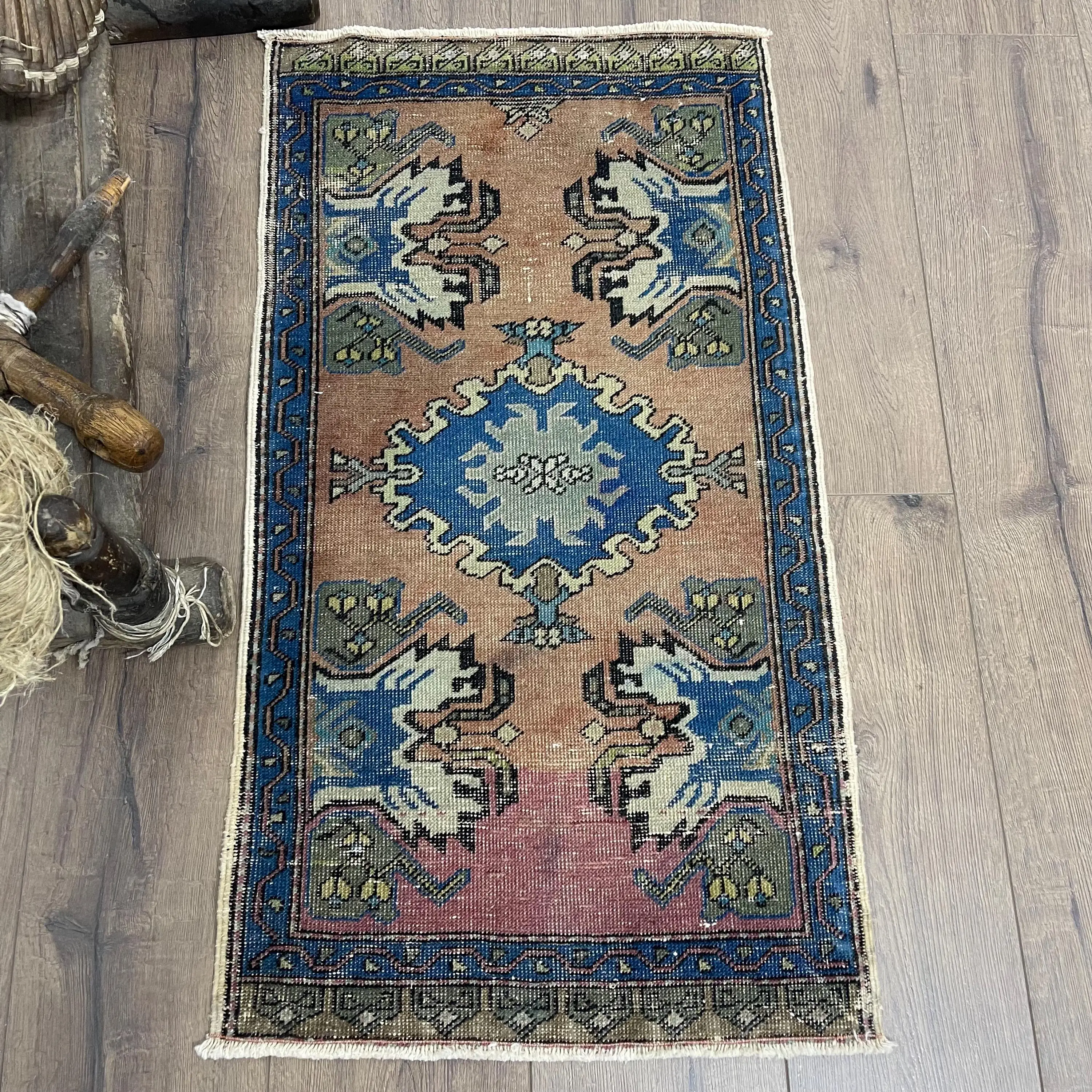 Türkischer Vintage-Teppich 1,6 x 3 Fuß, blauer Wollteppich mit Blumenmuster - 1