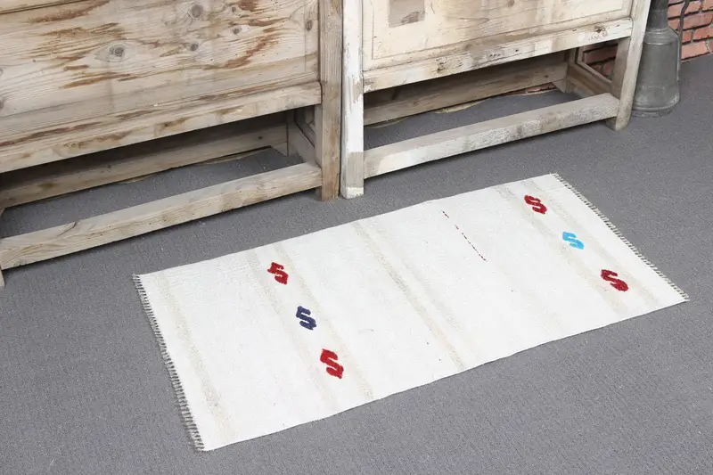 Alfombra vintage, alfombra pequeña de 1,7x3,2 pies, alfombra turca de lana de cuadros blancos - 1