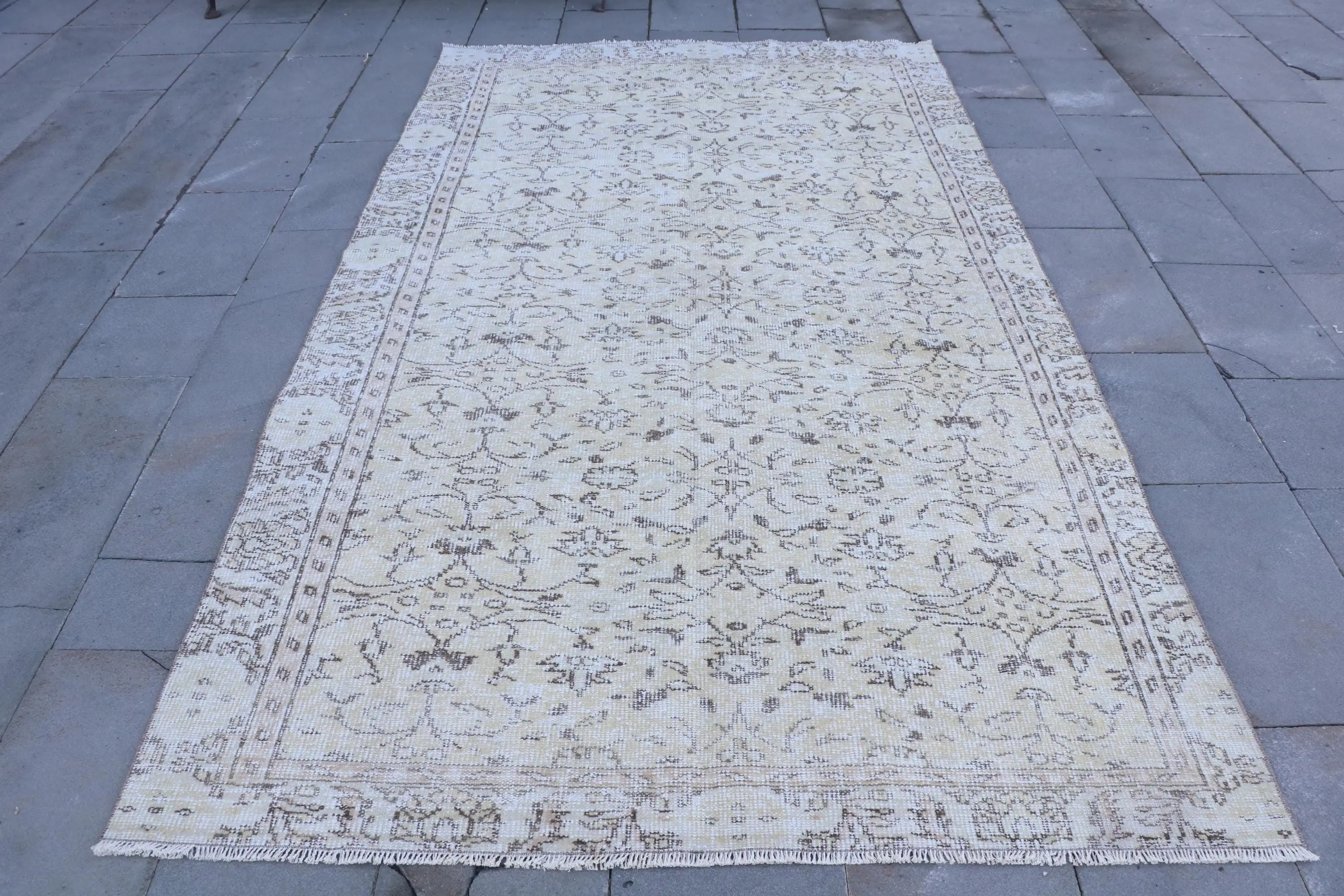 5,3 x 9,3 Fuß großer türkischer Teppich, großer Vintage-Teppich, weißer Teppich mit Pflanzen und Bäumen - 1