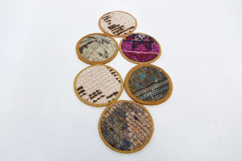 Runder böhmischer Untersetzer, weißer und rosafarbener Untersetzer mit türkischem Vintage-Teppich-Design