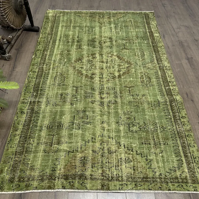 Green Geometric Rug, 4,9x8,1 ft with Floral Motifs