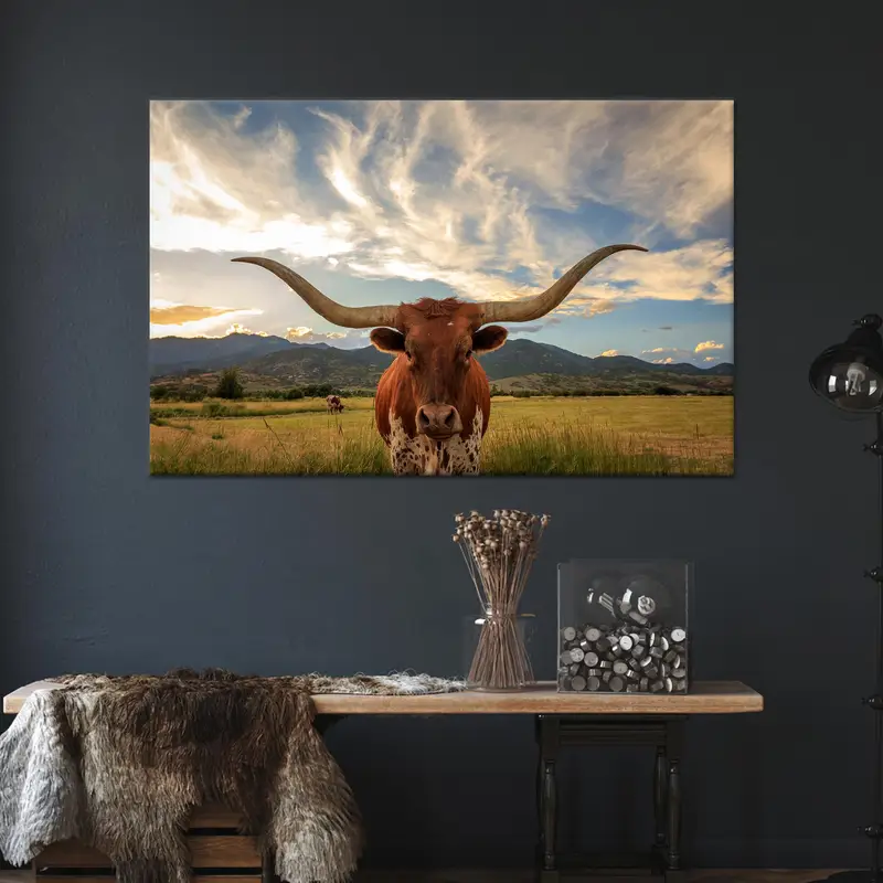 エレガントなロングホーン キャンバス: 山の空と農場の風景