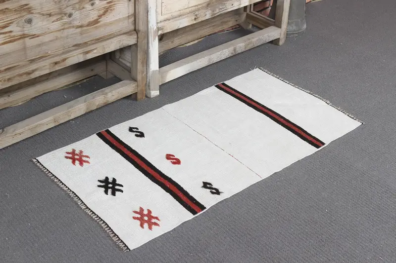 1.8x3.5 ft Türk Halısı, Vintage Küçük Halı, Beyaz Kırmızı Bordürlü Yün Halı - 1