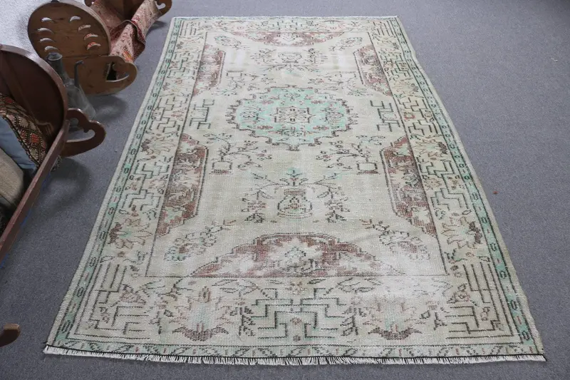 ヴィンテージ トルコ ラージ ラグ 5.1x8 フィート (155x245 cm)、ブラウン ボーダー Oushak ラグ - 1