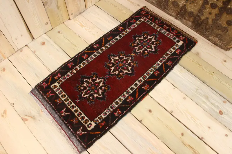 Alfombra pequeña Vintage Oushak 1,5x3,2 pies (47x98 cm), alfombra turca con estampado animal rojo - 1