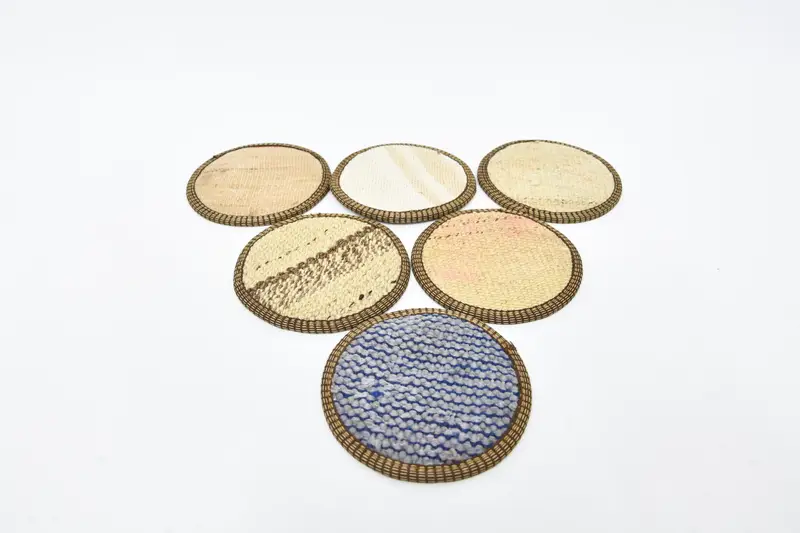 Elegantes posavasos a rayas blancas y bronce, juego de posavasos redondos premium