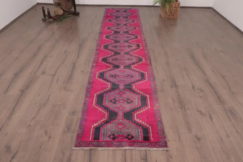Alfombra turca vintage de 2,3x11,8 pies, alfombra de lana de camuflaje rojo y negro - 1
