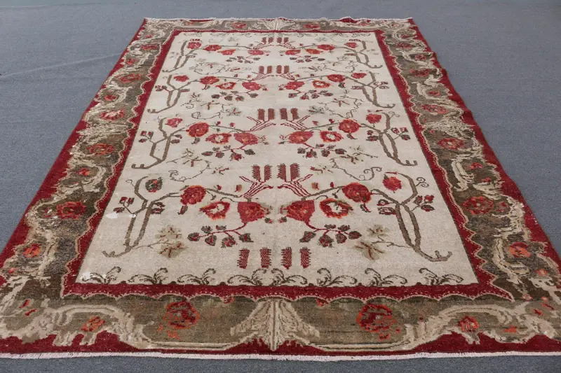 Elegant 9.5x9.48 ft Beige Rug with Red Oriental Pattern, Chic Decor