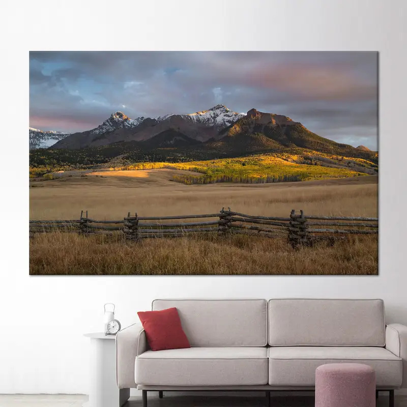 Arte en lienzo impreso con paisaje de montaña y granja elegante