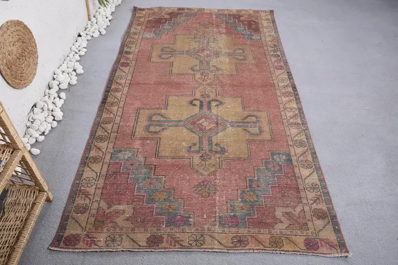 Rot-grüner Teppich, 4,3 x 7,6 Fuß großes Randdesign