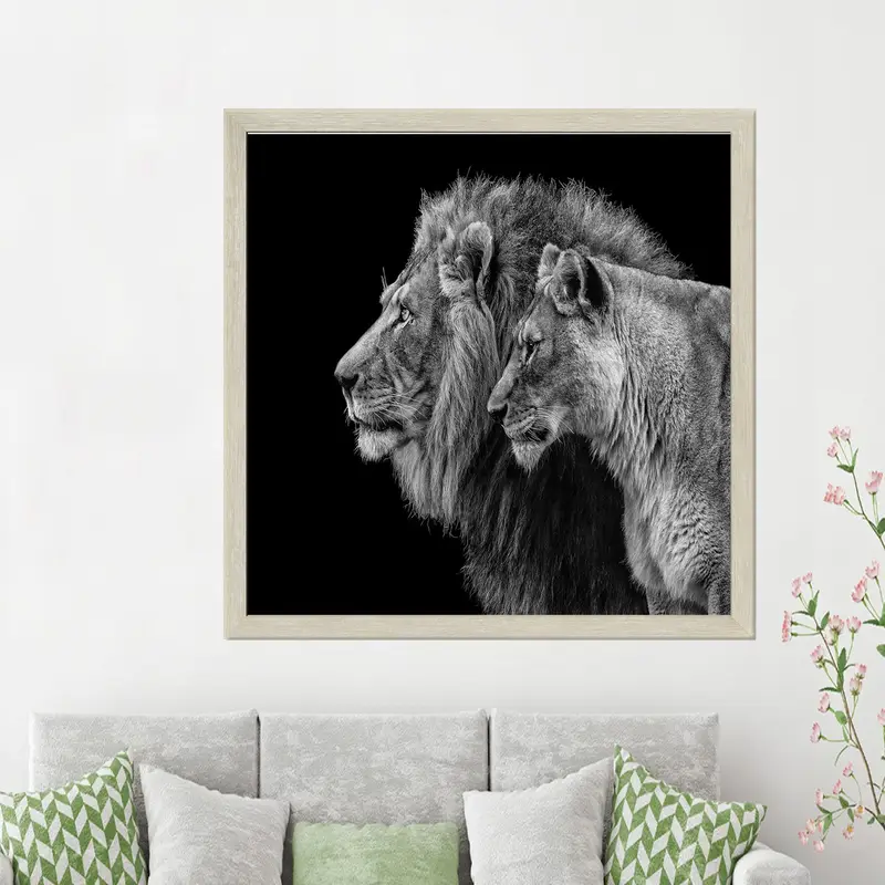 Elegant Lion Print Glass: Unique Man Cave Valentine's Gift