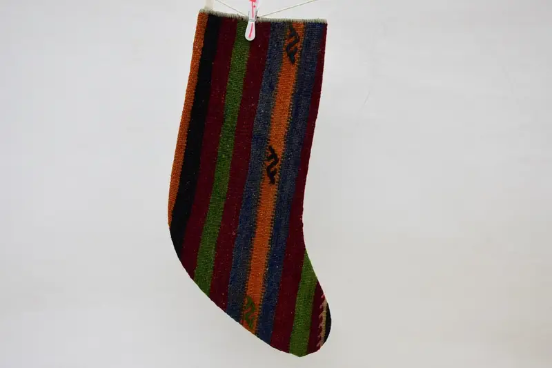 お祝いの緑とオレンジのクリスマスオーナメントストッキング、ホリデーデコレーション