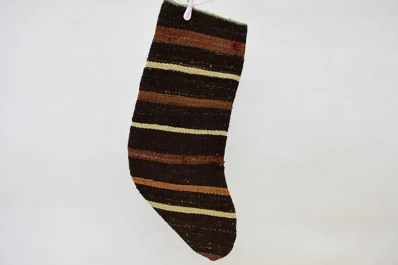 Kahverengi ve Turuncu Noel Süsleri Çorabı, Şenlikli Tatil Dekoru