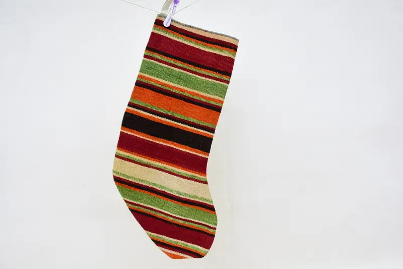 Yeşil Süslemeli Kırmızı Noel Çorabı, Şenlikli Tatil Çorabı